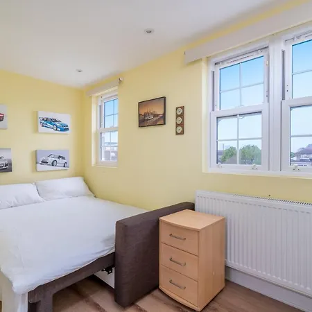 Elegant 3 Bedroom Retreat Minutes From Canary Wharf * London