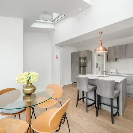 Elegant 3 Bedroom Retreat Minutes From Canary Wharf Holiday home *