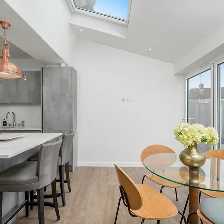 Elegant 3 Bedroom Retreat Minutes From Canary Wharf Holiday home