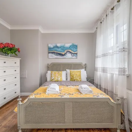 Elegant 3 Bedroom Retreat Minutes From Canary Wharf London