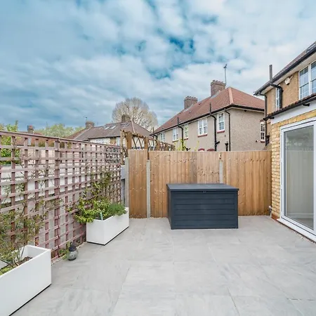 Elegant 3 Bedroom Retreat Minutes From Canary Wharf *