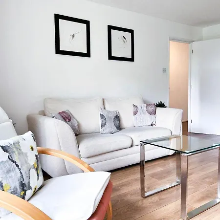 Apartment Comfort: 2-bedroom Flat With Parking And Transport Links *