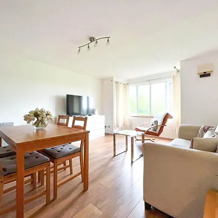 Comfort: 2-bedroom Flat With Parking And Transport Links Apartment