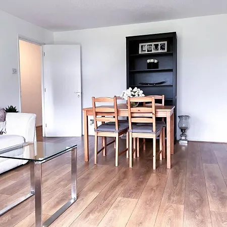 Lovely 2 Bedroom Flat With Free Parking, Great Transport Links To London, The Excel Centre, Canary Wharf And The O2! London