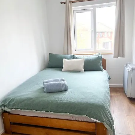 Apartment Comfort: 2-bedroom Flat With Parking And Transport Links