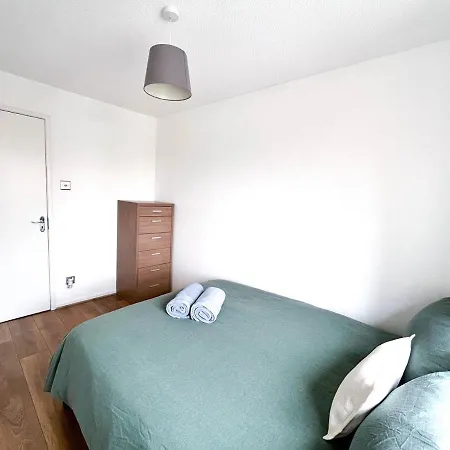 Apartment Comfort: 2-bedroom Flat With Parking And Transport Links