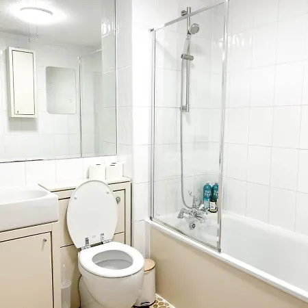 Comfort: 2-bedroom Flat With Parking And Transport Links