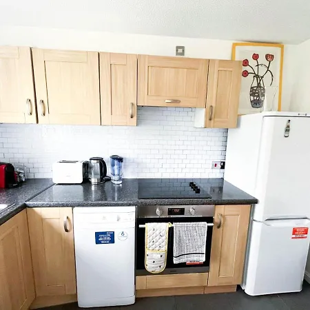 Comfort: 2-bedroom Flat With Parking And Transport Links *