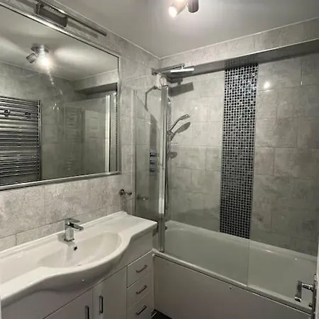 Modern And Stylish 2 Bed *