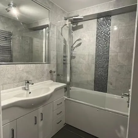 Apartment Modern And Stylish 2 Bed *