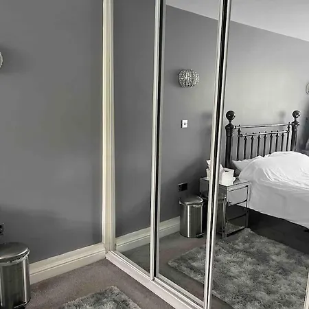 Modern And Stylish 2 Bed Beckenham