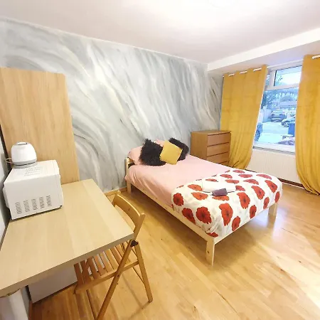 Beautiful Guest Rooms, Free Parking, 30min Heathrow, 40min Wembley, 60min London Homestay Greenford (Greater London)