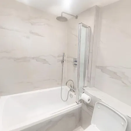 Chelsea Flat 10 Mins Harrods, Gym, Air Conditioning * London
