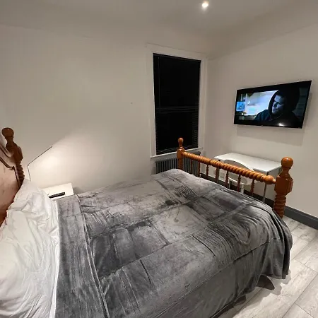 In Modernised Victorian House * Croydon