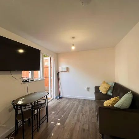 Apartamento Star London Vivian Avenue 1-bed Hideaway With Garden