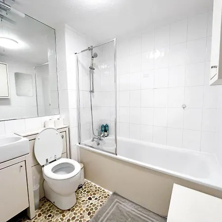 Comfort: 2-bedroom Flat With Parking And Transport Links Apartment *