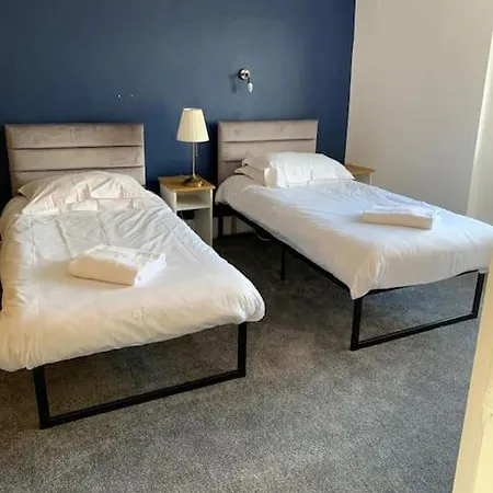 Earls Court - Fourth Floor No Lift Apartment