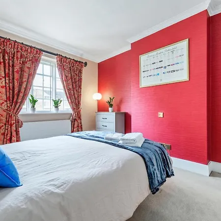 The Mayfair Large Snug Apartment London