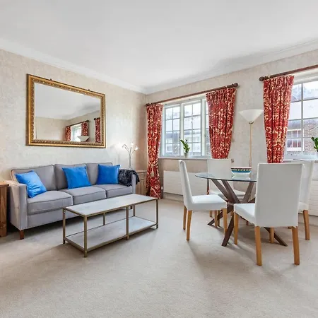 The Mayfair Large Snug Apartment London