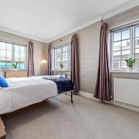 The Mayfair Large Snug Apartment *