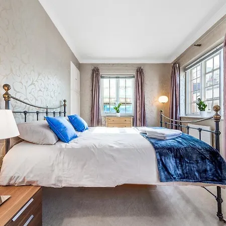 The Mayfair Large Snug Apartment *
