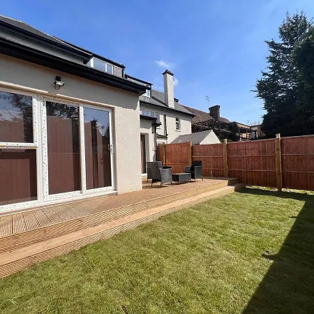 Star Finchley Road 3-bed Escape With Garden London