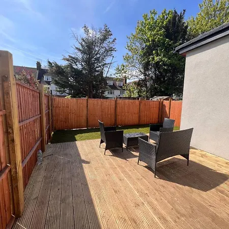 Apartamento Star Finchley Road 3-bed Escape With Garden Londres