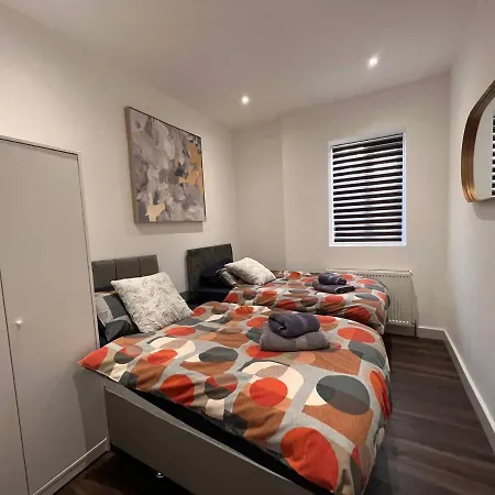 Star Finchley Road 3-bed Escape With Garden