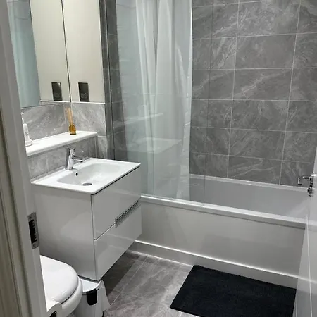 Stunning Newbuilt 3 Bed House Sleeps 9 *