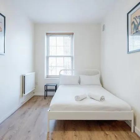 Aplacetostay Apartment, Waterloo Homestay