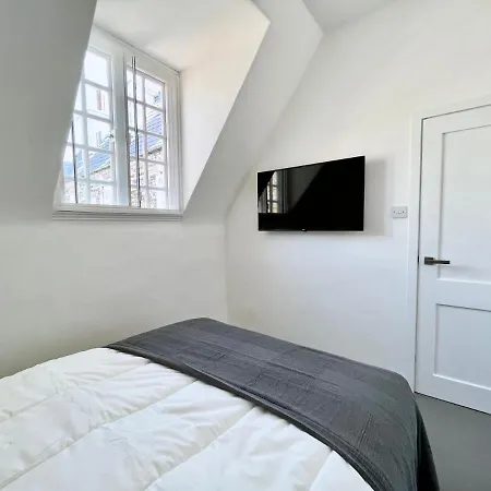 New Oxford Circus 2 Bedr, 3 Beds Location London