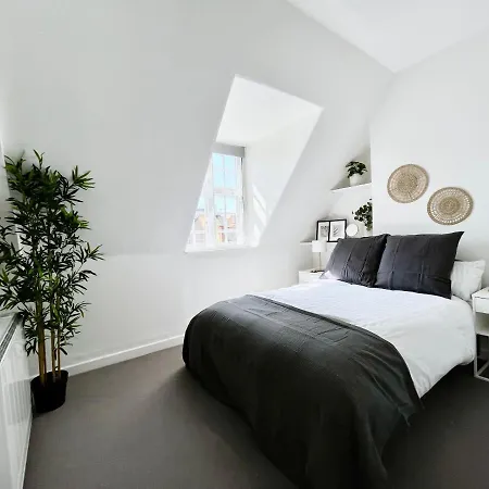 New Oxford Circus 2 Bedr, 3 Beds Location