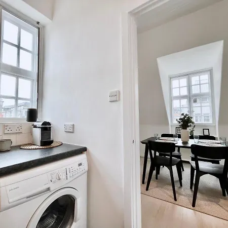 New Oxford Circus 2 Bedr, 3 Beds Location Apartment *