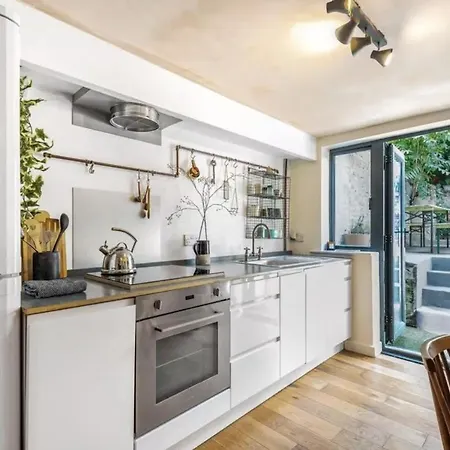 Modern Flat With King Bed, Garden & Outdoor Dining Apartment