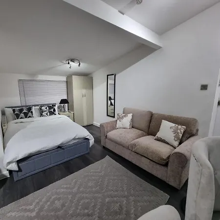 2 Min Walk To Upton Park Station Apartment *