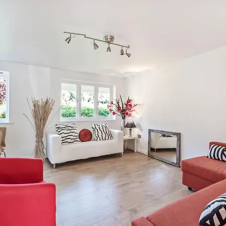 2 Bed Flat, Dedicated Workspace, Parking, 4ktv