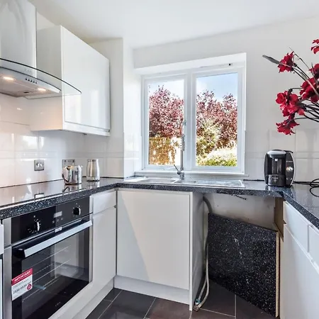 2 Bed Flat, Dedicated Workspace, Parking, 4ktv Apartment *