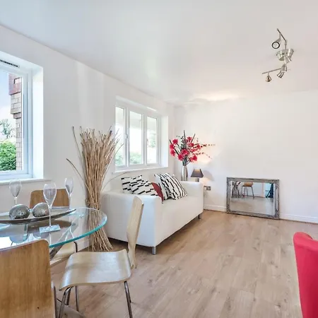 2 Bed Flat, Dedicated Workspace, Parking, 4ktv Apartment