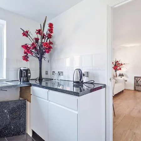 Apartment 2 Bed Flat, Dedicated Workspace, Parking, 4ktv
