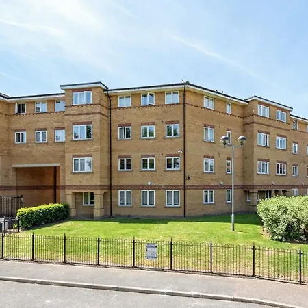 2 Bed Flat, Dedicated Workspace, Parking, 4ktv Apartment *