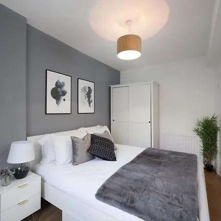 Modern One Bedroom Next To Old Street Apartment *