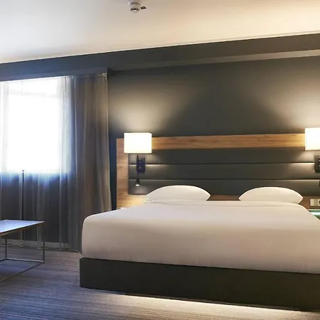 Moxy Stratford 4*