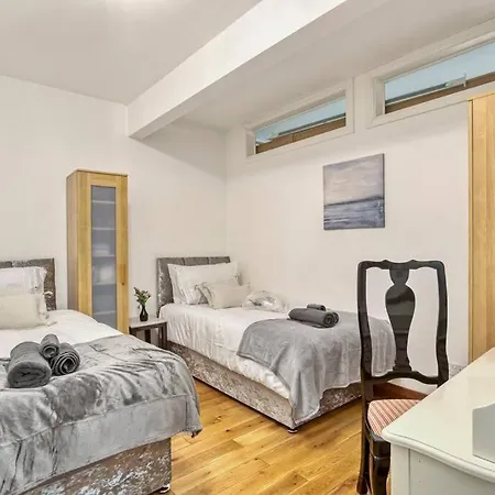 Spacious 3 Bed Apt- Earls Court Appartamento Londra