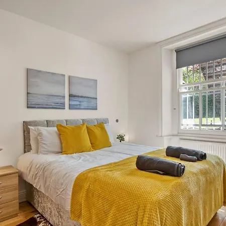 Spacious 3 Bed Apt- Earls Court
