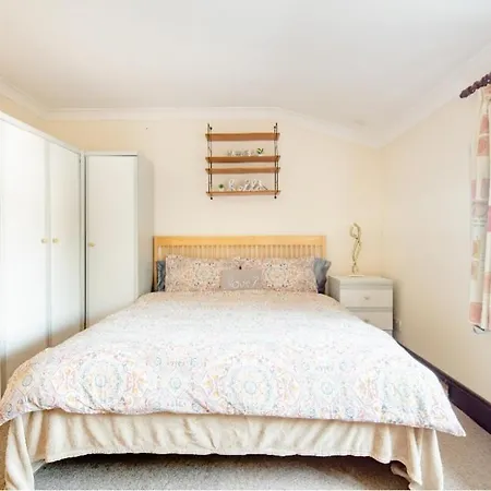 Spacious 2 Mins From Station * Londra