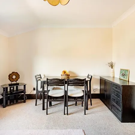 Spacious 2 Mins From Station Gasthof *