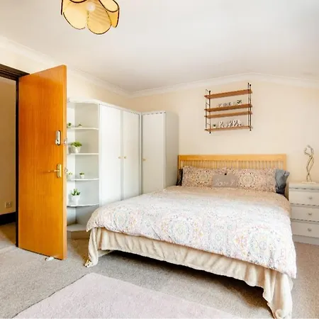 Gasthof Spacious 2 Mins From Station