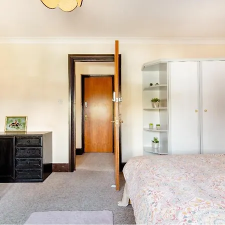 Spacious 2 Mins From Station Affittacamere
