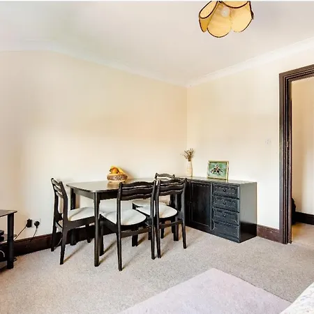 Spacious 2 Mins From Station Affittacamere *