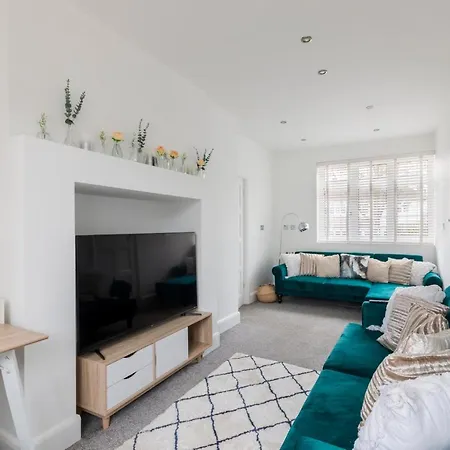 Surrey - 5 Bedroom House, Cr5, Contractors Welcome, Sleeps 12, Near Town Centre, Train Stations And Gatwick Airport